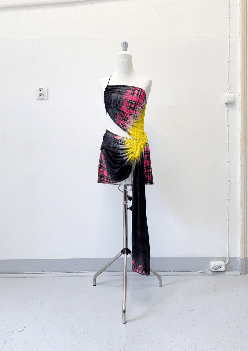 Charakterystyczna sukienka mini w różową kratę – XS/S
