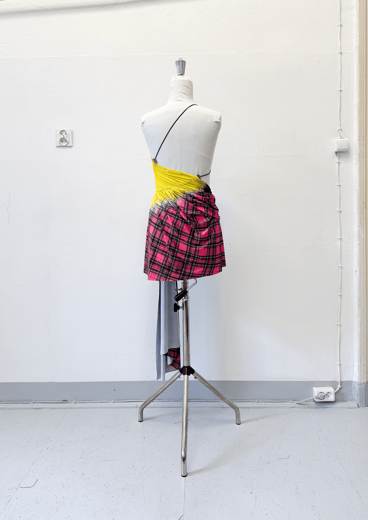Charakterystyczna sukienka mini w różową kratę – XS/S