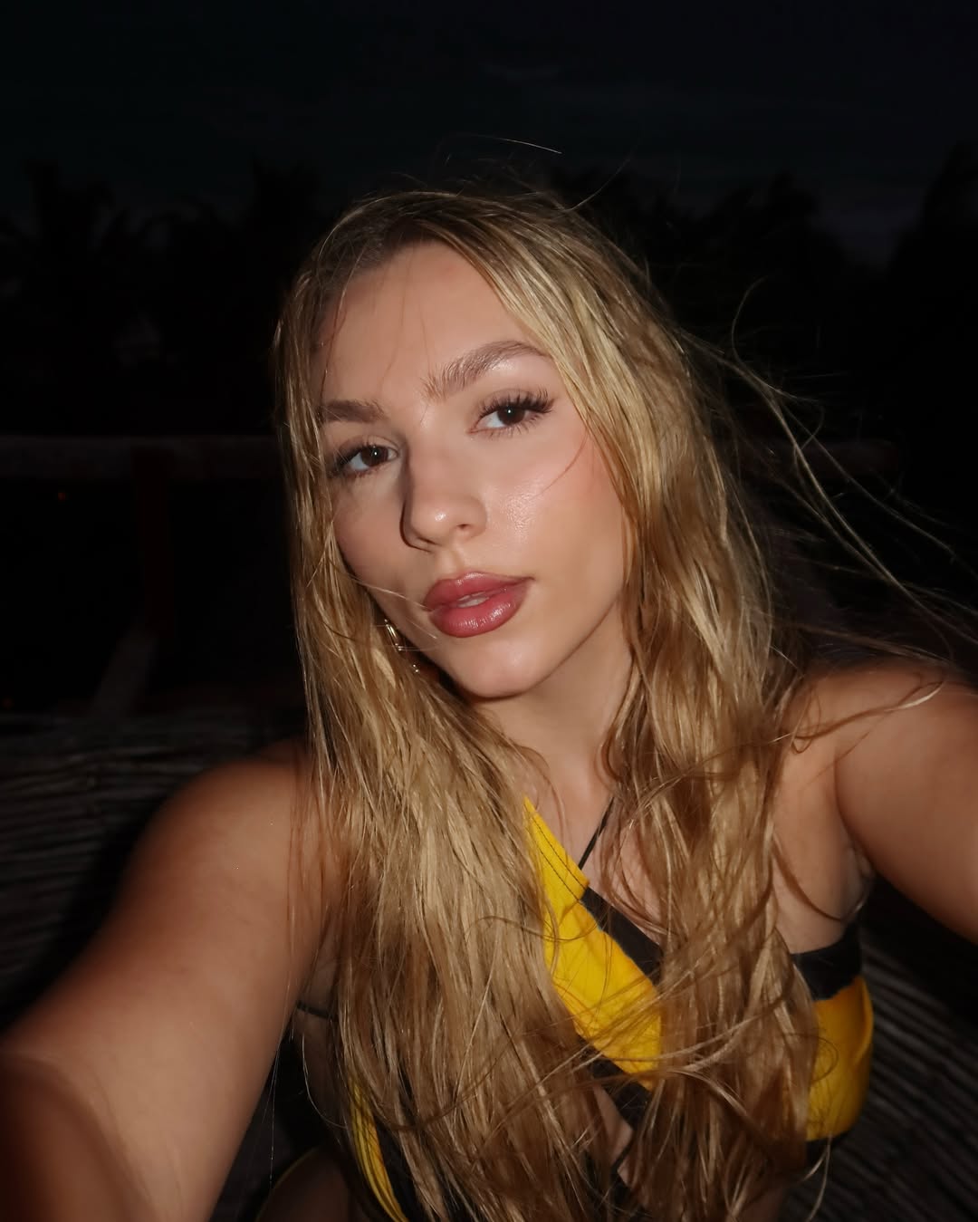 Fal-ash wrap-around-gradient worn by poptartii