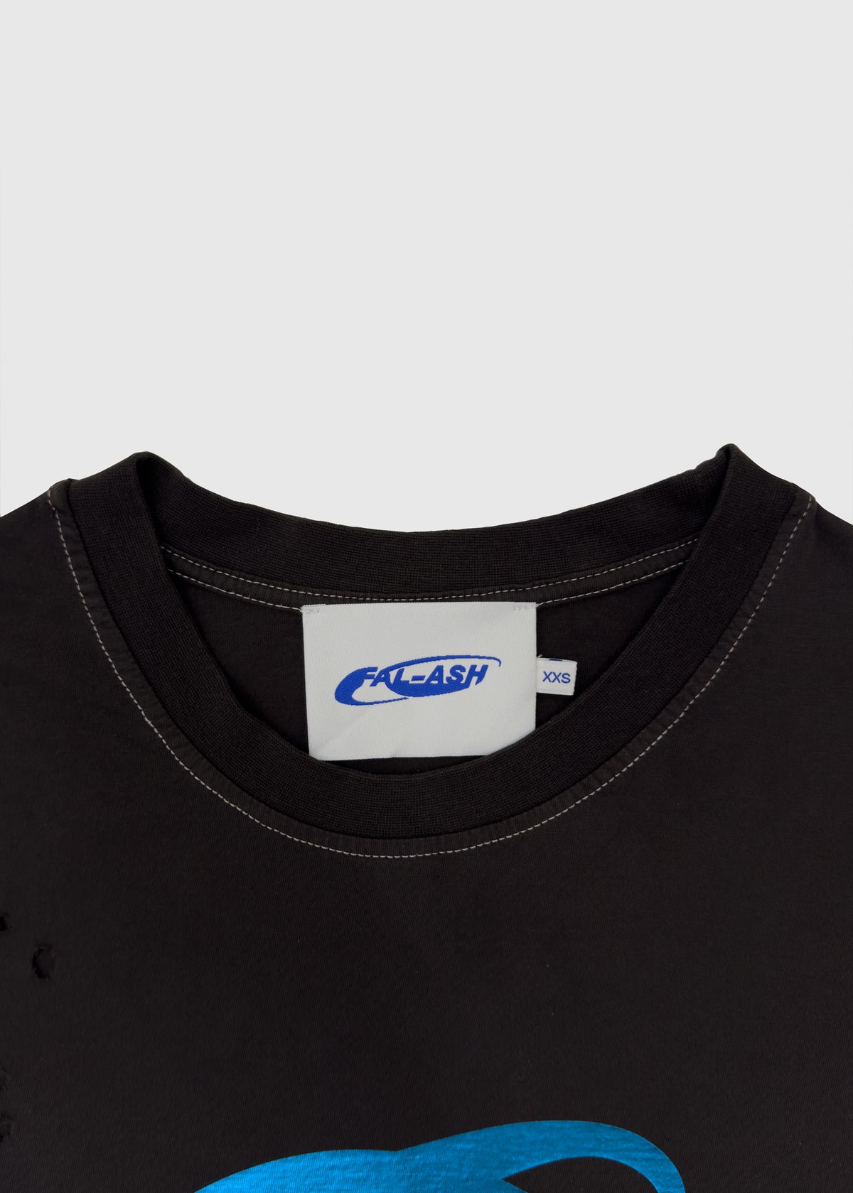 T-shirt z postarzanym logo